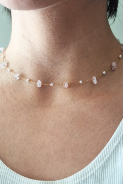 Ατσάλινο Κολιέ “Opal Drops” με Ροζ Πέτρες & Επίχρυσες Λεπτομέρειες