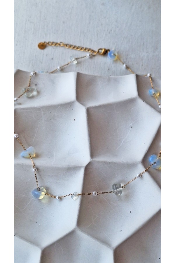 Ατσάλινο Κολιέ “Opal Drops” με Λευκές Πέτρες & Επίχρυσες Λεπτομέρειες