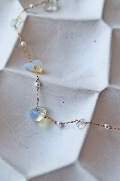 Ατσάλινο Κολιέ “Opal Drops” με Λευκές Πέτρες & Επίχρυσες Λεπτομέρειες