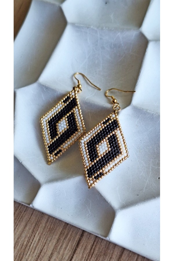 Χειροποίητα σκουλαρίκια με γεωμετρικό σχήμα & γιαπωνέζικες χάντρες Miyuki λευκό-μαύρο-χρυσό
