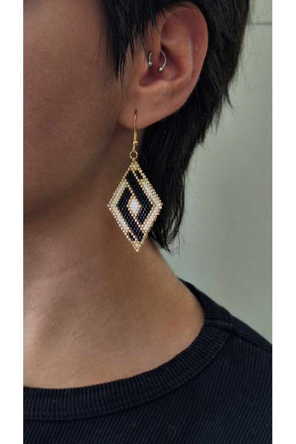 Χειροποίητα σκουλαρίκια με γεωμετρικό σχήμα & γιαπωνέζικες χάντρες Miyuki λευκό-μαύρο-χρυσό