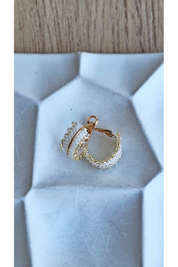 Χειροποίητο κρικάκι με πλέξιμο από γιαπωνέζικες χάντρες Miyuki λευκό-χρυσό