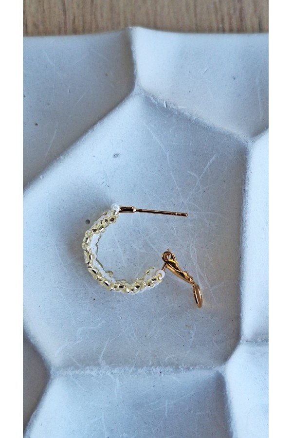 Χειροποίητο κρικάκι με πλέξιμο από γιαπωνέζικες χάντρες Miyuki λευκό-χρυσό