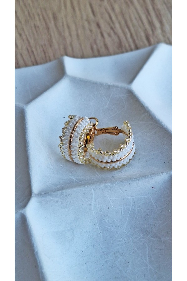 Χειροποίητο κρικάκι με πλέξιμο από γιαπωνέζικες χάντρες Miyuki λευκό-χρυσό