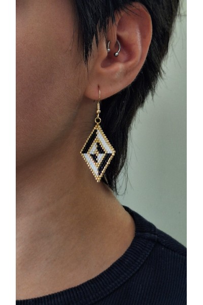 Χειροποίητα σκουλαρίκια με γεωμετρικό σχήμα & γιαπωνέζικες χάντρες Miyuki άσπρο-μαύρο-χρυσό