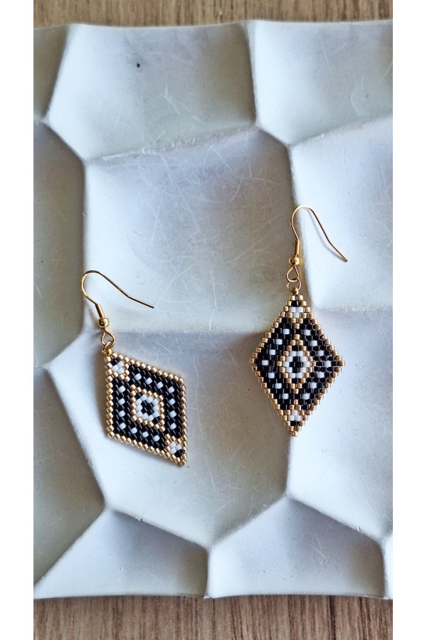 Χειροποίητα σκουλαρίκια με γεωμετρικό σχήμα & γιαπωνέζικες χάντρες Miyuki χρυσό-λευκό-μαύρο