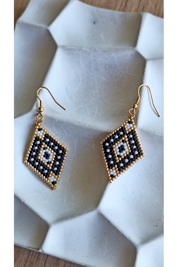 Χειροποίητα σκουλαρίκια με γεωμετρικό σχήμα & γιαπωνέζικες χάντρες Miyuki χρυσό-λευκό-μαύρο