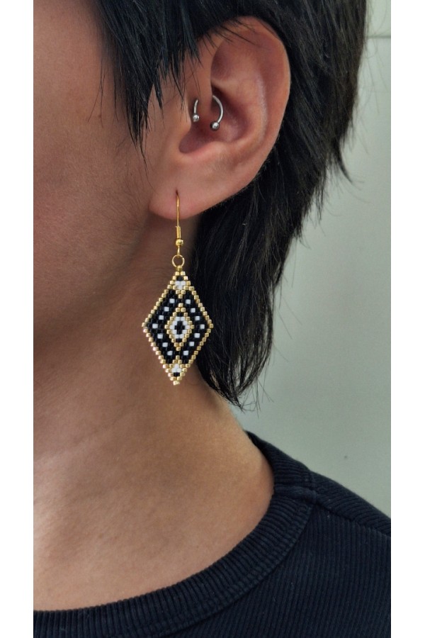 Χειροποίητα σκουλαρίκια με γεωμετρικό σχήμα & γιαπωνέζικες χάντρες Miyuki χρυσό-λευκό-μαύρο