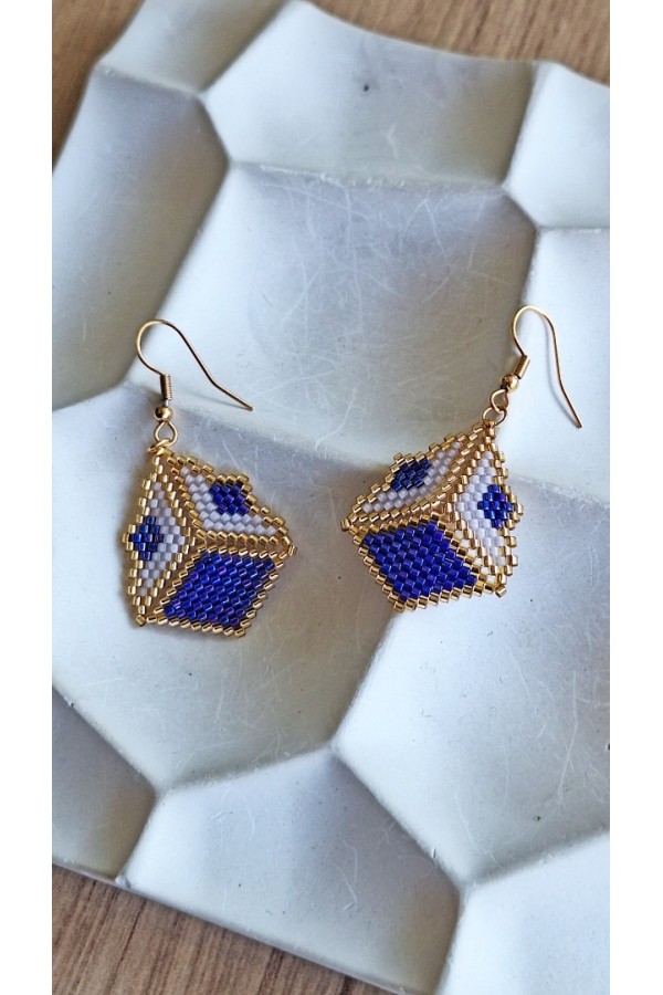 Χειροποίητα σκουλαρίκια με γεωμετρικό σχήμα & γιαπωνέζικες χάντρες Miyuki μπλε-λευκό-χρυσό