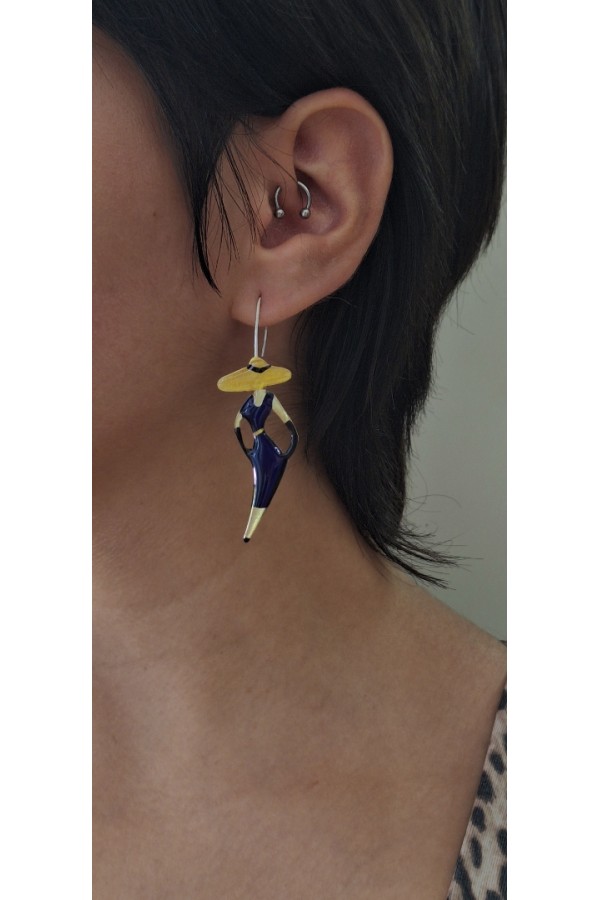 Χειροποίητο Σκουλαρίκι Φιγούρα με Μπλε Φόρεμα και Χρυσό Καπέλο