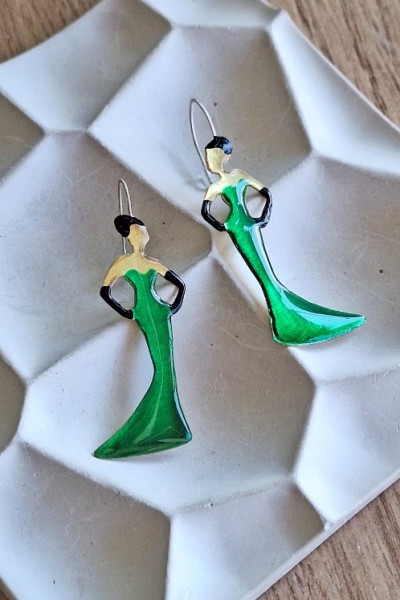 Χειροποίητο Σκουλαρίκι Φιγούρα με Πράσινο Φόρεμα και Μαύρα Γάντια 