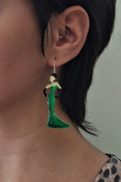 Χειροποίητο Σκουλαρίκι Φιγούρα με Πράσινο Φόρεμα και Μαύρα Γάντια 