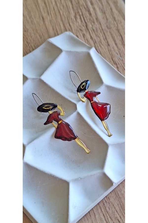 Χειροποίητο Σκουλαρίκι Φιγούρα με Κόκκινο Φόρεμα και Μαύρο Καπέλο