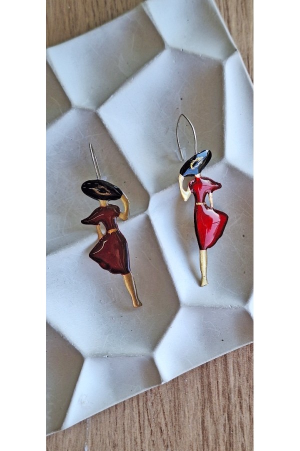 Χειροποίητο Σκουλαρίκι Φιγούρα με Κόκκινο Φόρεμα και Μαύρο Καπέλο