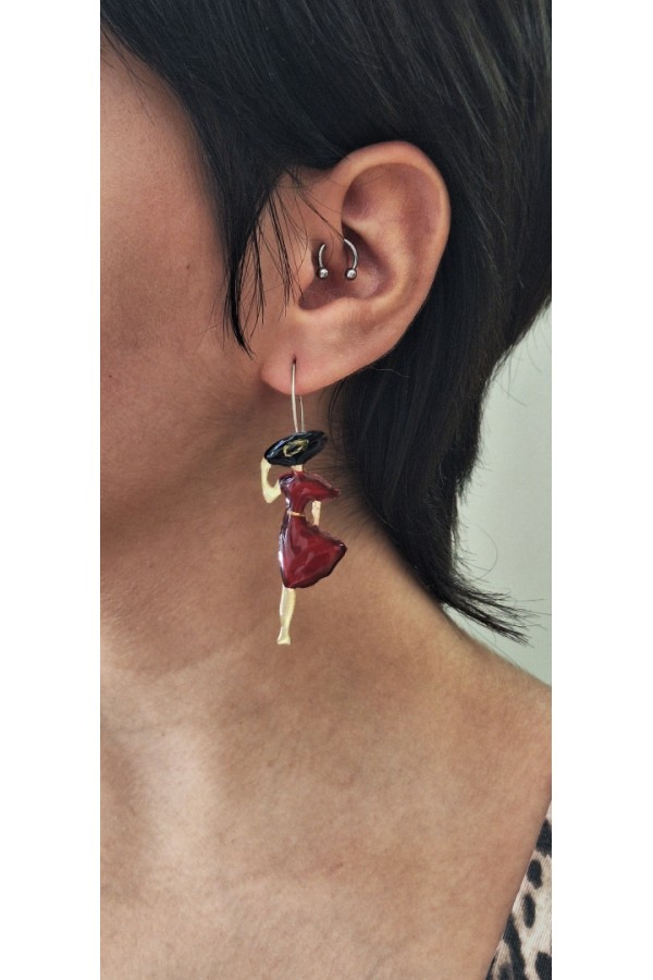 Χειροποίητο Σκουλαρίκι Φιγούρα με Κόκκινο Φόρεμα και Μαύρο Καπέλο