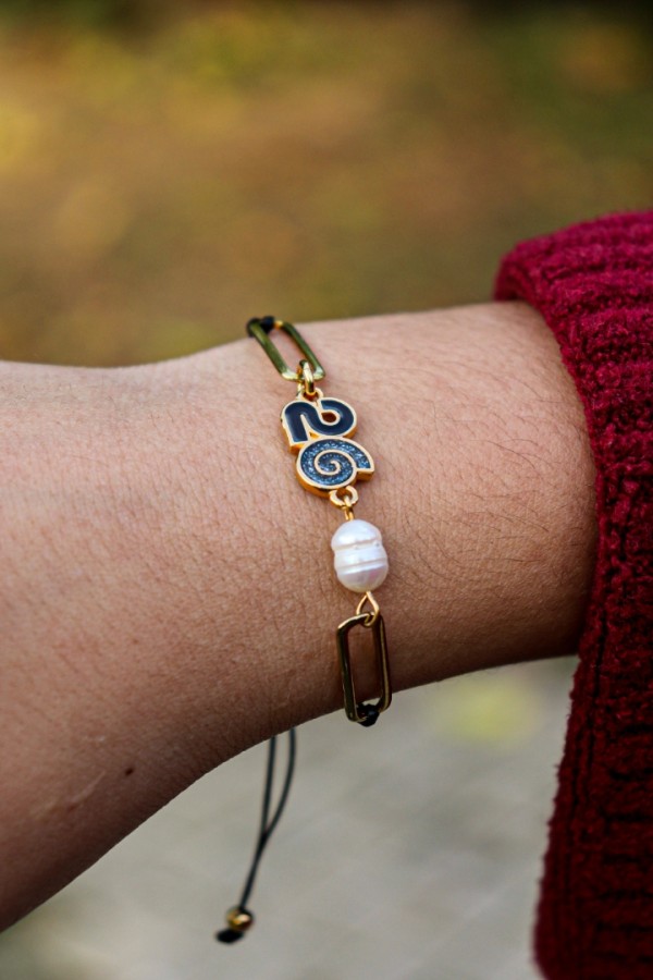 Βραχιόλι γούρι 2026 μαύρο, μαύρο κορδόνι και μαργαριτάρι , επίχρυσο