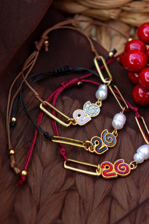 Βραχιόλι γούρι 2026 λευκό με ασημί glitter, καφέ κορδόνι και μαργαριτάρι , επίχρυσο