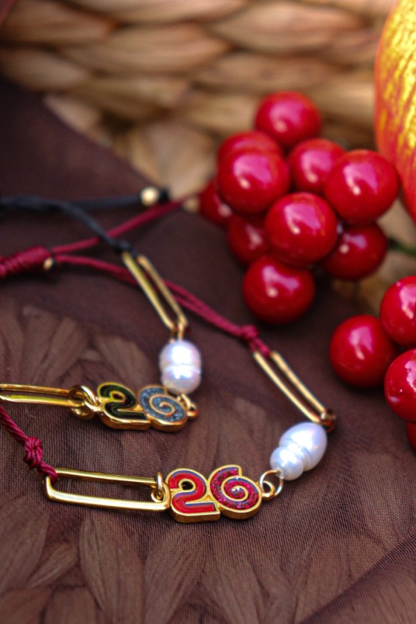 Βραχιόλι γούρι 2026 κόκκινο, κόκκινο κορδόνι και μαργαριτάρι , επίχρυσο