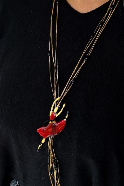 Χειροποίητο Κολιέ με Κόκκινη Μπαλαρίνα & Μαύρες Χάντρες και κορδόνι Χειροποίητο Κολιέ με Κόκκινη Μπαλαρίνα & Μαύρες Χάντρες και κορδόνι