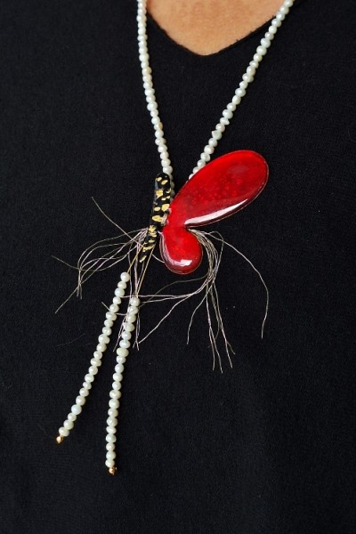 Χειροποίητο κολιέ με κόκκινη πεταλούδα & φυσικά μαργαριτάρια Χειροποίητο κολιέ με κόκκινη πεταλούδα & φυσικά μαργαριτάρια