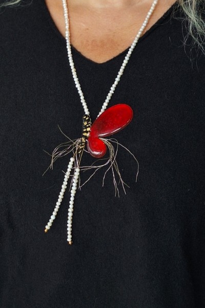 Χειροποίητο κολιέ με κόκκινη πεταλούδα & φυσικά μαργαριτάρια Χειροποίητο κολιέ με κόκκινη πεταλούδα & φυσικά μαργαριτάρια