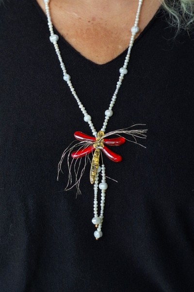 Χειροποίητο κολιέ με κόκκινη λιβελούλα & φυσικά μαργαριτάρια Χειροποίητο κολιέ με κόκκινη λιβελούλα & φυσικά μαργαριτάρια
