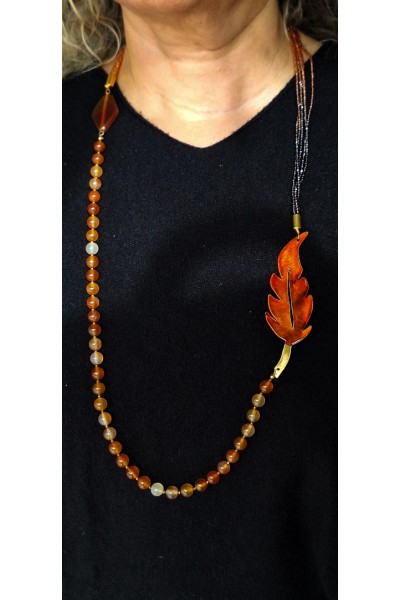 Χειροποίητο Κολιέ με Πορτοκαλί Φτερό & Ημιπολύτιμες Πέτρες Χειροποίητο Κολιέ με Πορτοκαλί Φτερό & Ημιπολύτιμες Πέτρες