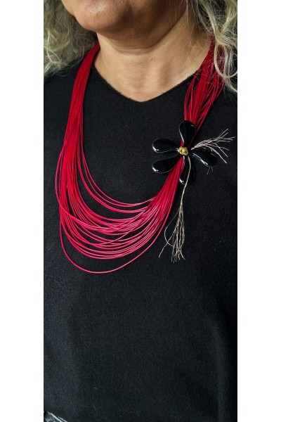 Χειροποίητο κολιέ με κόκκινα κορδόνια & μαύρο λουλούδι Χειροποίητο κολιέ με κόκκινα κορδόνια & μαύρο λουλούδι