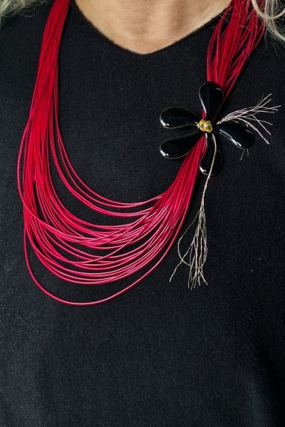 Χειροποίητο κολιέ με κόκκινα κορδόνια & μαύρο λουλούδι Χειροποίητο κολιέ με κόκκινα κορδόνια & μαύρο λουλούδι