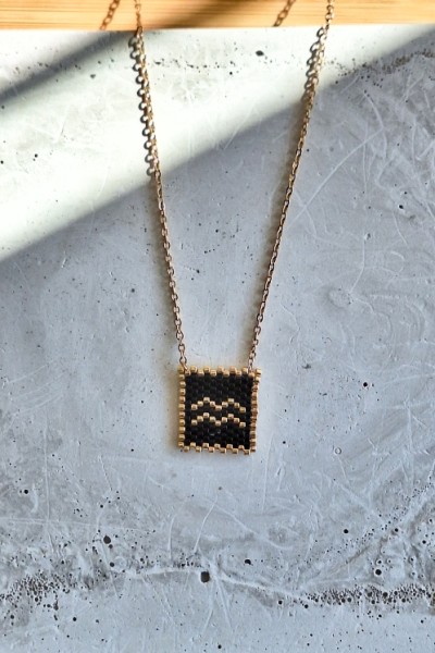 Χειροποίητο Κολιέ με Ζώδιο Υδροχόος Πλεγμένο με Γιαπωνέζικες Χάντρες Miyuki Μαύρο-Χρυσό