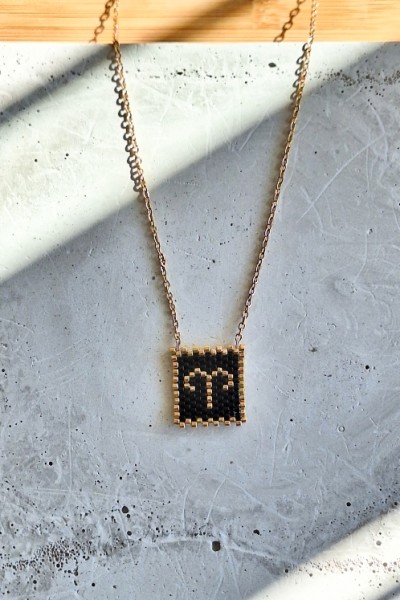 Χειροποίητο Κολιέ με Ζώδιο Κριός Πλεγμένο με Γιαπωνέζικες Χάντρες Miyuki Μαύρο-Χρυσό