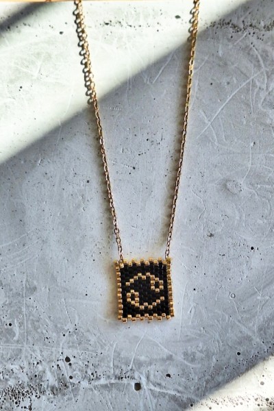 Χειροποίητο Κολιέ με Ζώδιο Καρκίνος Πλεγμένο με Γιαπωνέζικες Χάντρες Miyuki Μαύρο-Χρυσό