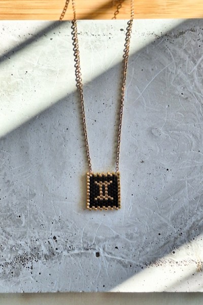 Χειροποίητο Κολιέ με Ζώδιο Δίδυμος Πλεγμένο με Γιαπωνέζικες Χάντρες Miyuki Μαύρο-Χρυσό