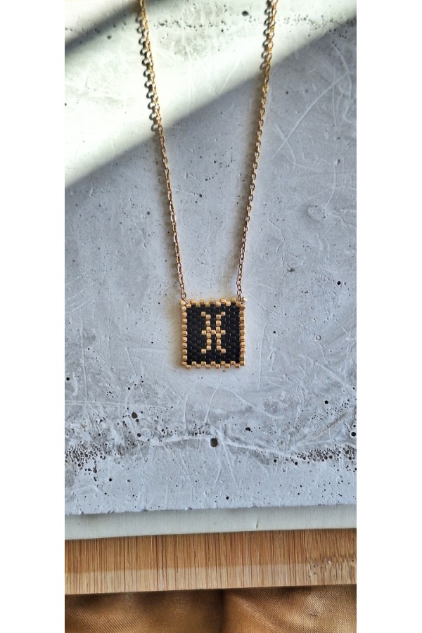 Χειροποίητο Κολιέ με Ζώδιο Ιχθύς Πλεγμένο με Γιαπωνέζικες Χάντρες Miyuki Μαύρο-Χρυσό