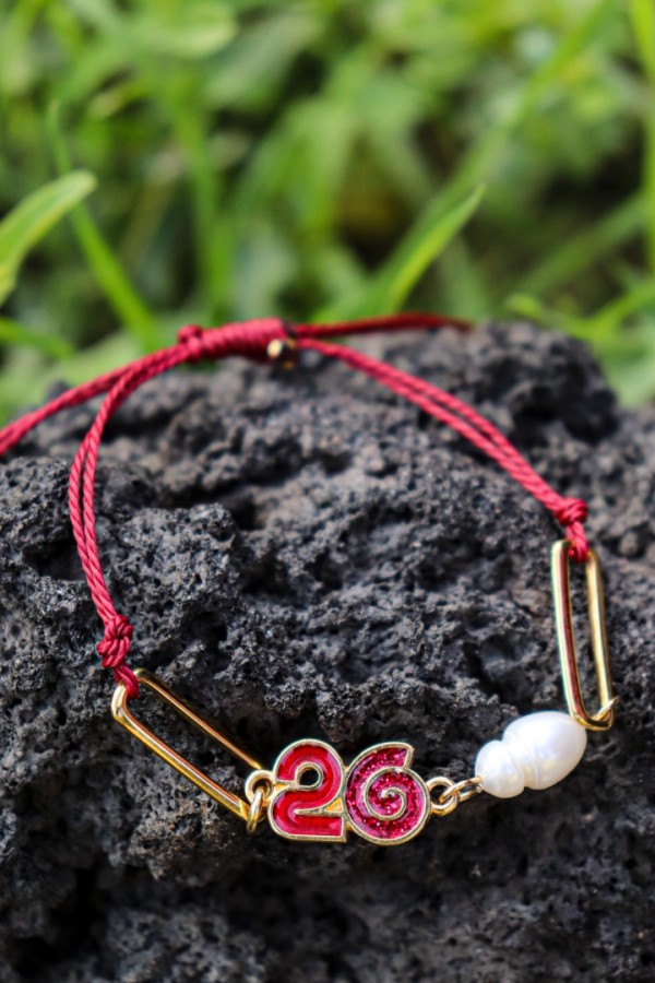 Βραχιόλι γούρι 2026 κόκκινο, κόκκινο κορδόνι και μαργαριτάρι , επίχρυσο