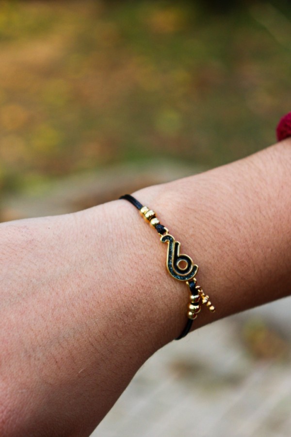 Βραχιόλι γούρι 2026 μαύρο κορδόνι επίχρυσο