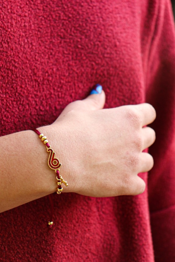 Βραχιόλι γούρι 2026 κόκκινο, κόκκινο κορδόνι και σταυρουδάκι , επίχρυσο