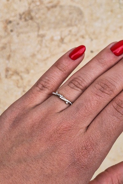 Χρυσό Ατσάλινο Λεπτό Δαχτυλίδι με Στριφτή Λεπτομέρεια και Κρυσταλλάκια