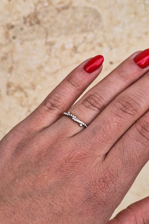 Χρυσό Ατσάλινο Λεπτό Δαχτυλίδι με Στριφτή Λεπτομέρεια και Κρυσταλλάκια