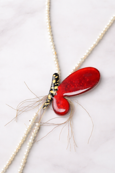 Χειροποίητο κολιέ με κόκκινη πεταλούδα & φυσικά μαργαριτάρια