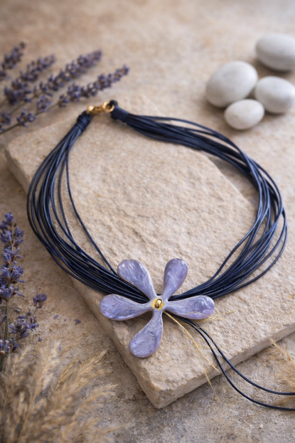 Χειροποίητο κολιέ με σκούρο μπλε κορδόνια & λιλά λουλούδι