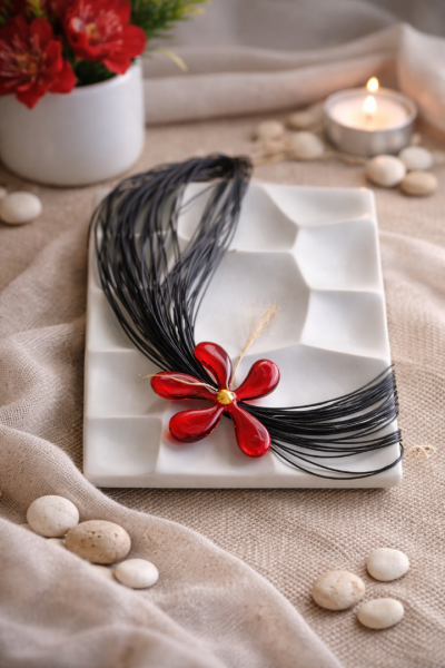 Χειροποίητο κολιέ με μαύρα κορδόνια & κόκκινο λουλούδι