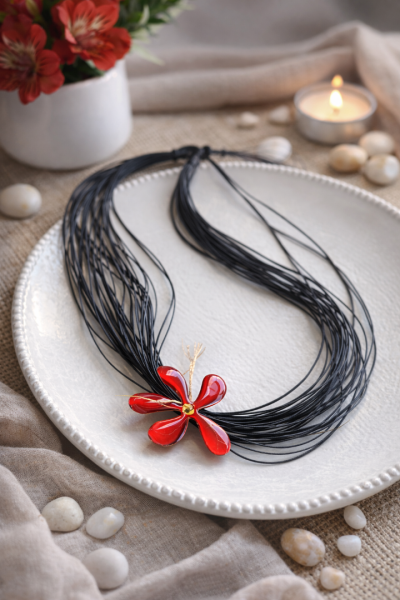 Χειροποίητο κολιέ με μαύρα κορδόνια & κόκκινο λουλούδι