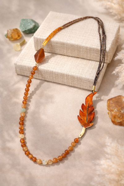 Χειροποίητο Κολιέ με Πορτοκαλί Φτερό & Ημιπολύτιμες Πέτρες