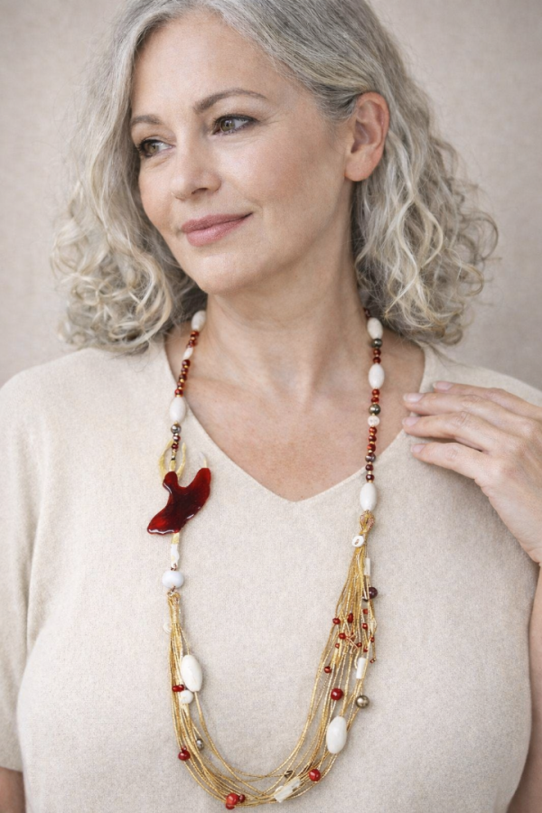 Χειροποίητο κολιέ με χρυσά κορδόνια, με κόκκινη μπαλαρίνα & ημιπολύτιμες πέτρες