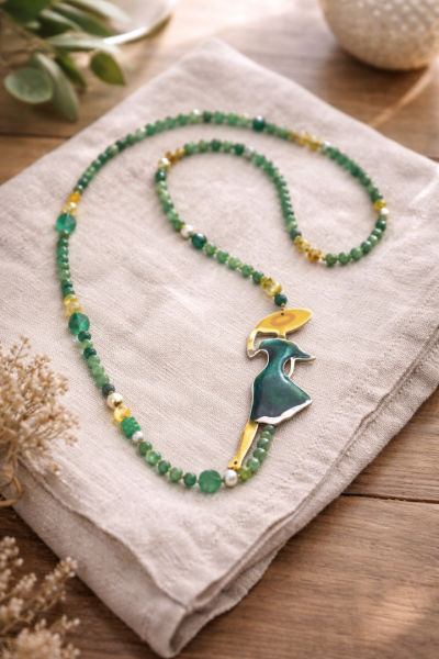 Χειροποίητο Κολιέ με Φιγούρα Κοπέλας με πράσινο φόρεμα και κίτρινο καπέλο & Πράσινες Ημιπολύτιμες Πέτρες