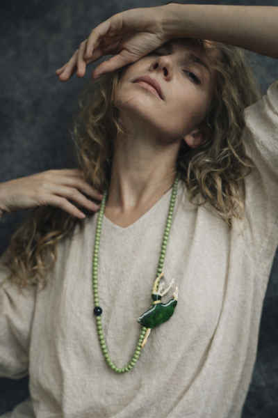 Χειροποίητο Κολιέ με Φιγούρα Μπαλαρίνας & Πράσινες Ημιπολύτιμες Πέτρες