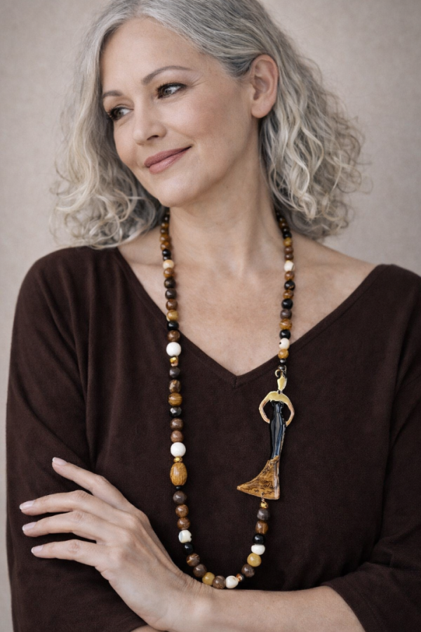 Χειροποίητο Μακρύ Κολιέ με Φιγούρα Κοπέλας μαύρο και καφέ φόρεμα & Ημιπολύτιμες Πέτρες