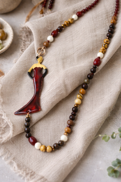 Χειροποίητο μακρύ κολιέ με φιγούρα κοπέλας με κόκκινο φόρεμα και μαύρα γάντια & ημιπολύτιμες πέτρες