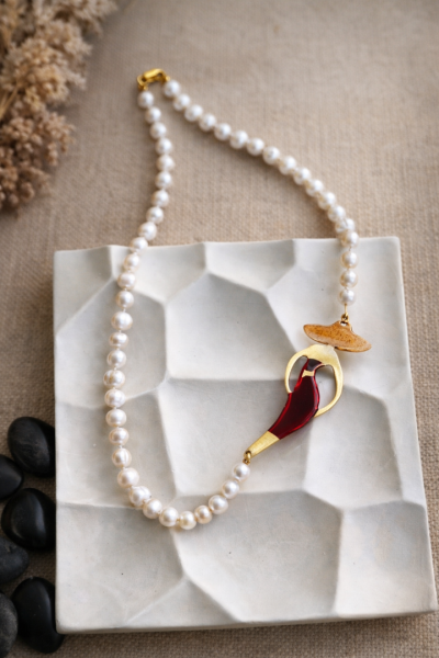Χειροποίητο κολιέ με μαργαριτάρια & φιγούρα κόκκινο